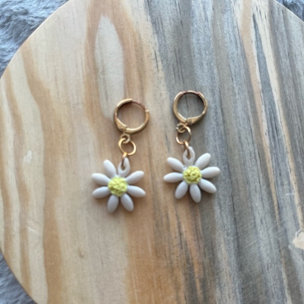 Daisy flower hanging earrings
